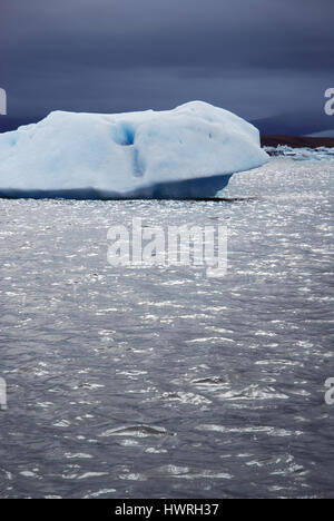 Einen großen weißen Eisberg schwebend in Jökulsárlón (Jökulsárlón) - großen Gletschersee in Island am Rande des Vatnajökull-Nationalpark vor dem Sturm Stockfoto