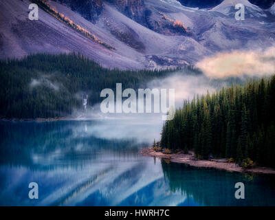 Moraine Lake mit Nebel. Banff Nationalpark, Kanada Stockfoto