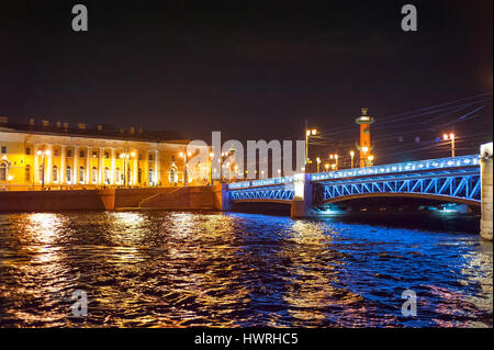 Nachtansicht der Brücke in Sankt-Petersburg Stadt Stockfoto