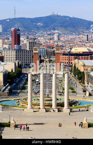 Blick aus dem Museu Nacional d ' Art de Catalunya in Richtung der venezianischen Türme, Barcelona, Katalonien, Spanien Stockfoto