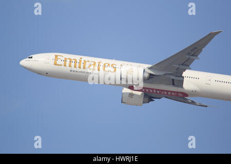 Dubai/VAE 9. März 2017: Boeing 777 von Emirates landet auf dem Flughafen von Dubai. Stockfoto