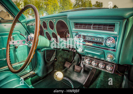 Auto der sechziger Jahre, Kurbeln AM-Radio mit Druckknöpfen und Hand für das Fenster! Stockfoto