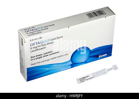 Eine Schachtel mit 30 Oftaquix 5mg/ml Levofloxacin Einzeldosis Auge Tropfen Lösung 0,3 ml Ampullen / Ampullen / Kapseln / Pipetten / Dropper isoliert auf einem weißen Stockfoto