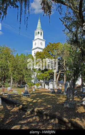 St. Helena-Täufer-Kirche in Beaufort, South Carolina stammt aus den frühen 1700er Jahren und diente als Lazarett für Soldaten der Union im amerikanischen Bürgerkrieg. Stockfoto