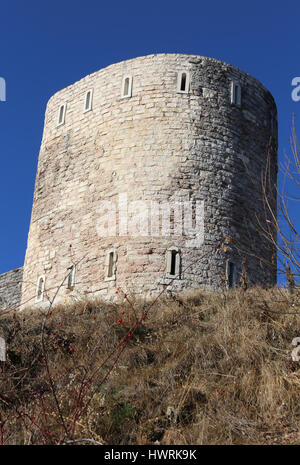 Wachturm der Ruinen einer alten Festung, die von Soldaten während des ersten Weltkrieges in der Nähe der Stadt von Asiago in Italien verwendet Stockfoto