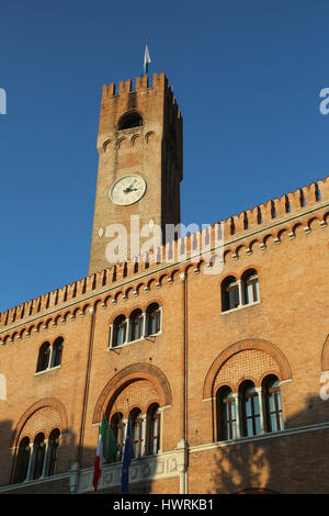 Gebäude mit Backsteinfassade und dem Uhrturm, der Palast der TheThree hundert in Piazza dei Signori Treviso Italien genannt Stockfoto