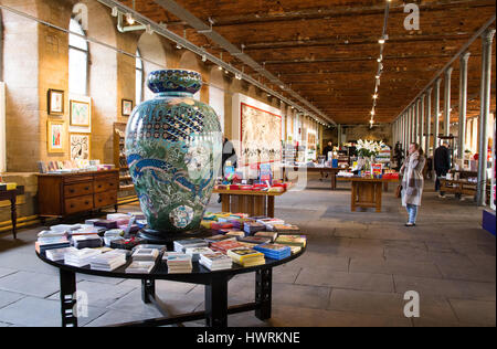 Eine Innenansicht des Salts Mill in Saltaire.  David Hockney Drucke sind zu sehen, zusammen mit Kunstmaterialien und Keramik. Stockfoto