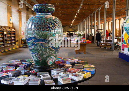 Eine Innenansicht des Salts Mill in Saltaire.  David Hockney Drucke sind zu sehen, zusammen mit Kunstmaterialien und Keramik. Stockfoto