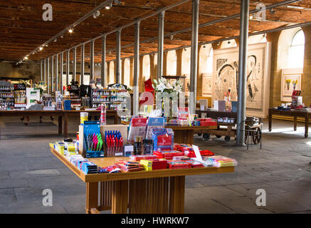 Eine Innenansicht des Salts Mill in Saltaire.  David Hockney Drucke sind zu sehen, zusammen mit Kunstmaterialien und Keramik. Stockfoto