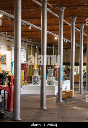 Eine Innenansicht des Salts Mill in Saltaire.  David Hockney Drucke sind zu sehen, zusammen mit Kunstmaterialien und Keramik. Stockfoto