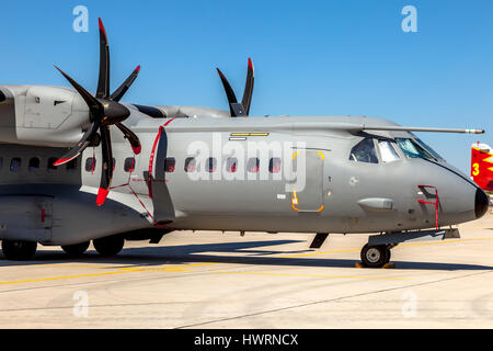 ALBACETE, Spanien-JUN 23: Flugzeuge CASA C-295 Teilnahme an eine statische Ausstellung am Tag der offenen Tür des Flugplatzes von Los Llanos auf 23. Juni 2013, in Albace Stockfoto