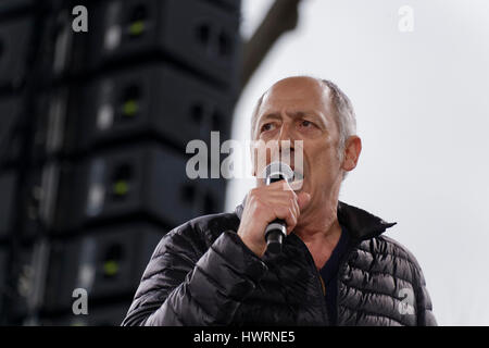 Paris, France,18th. März 2017 Sam Karmann, Schauspieler, spricht vor der Rede von Jean-Luc Melenchon in Paris, Frankreich. Stockfoto