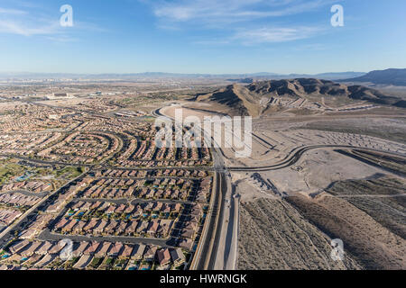 Luftaufnahme des expandierenden westlichen Rand von Las Vegas in der Nähe von Red Rock National Conservation Area. Stockfoto