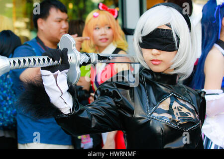 Bangkok - Feb 12: Eine unbekannte japanische Anime Cosplay Pose am Februar 12, 2017 am Central World, Bangkok, Thailand. Stockfoto