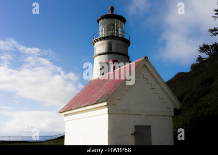 Das historische Heceta Head Light House in Ruhestand, Oregon wacht über die stürmische See. Stockfoto