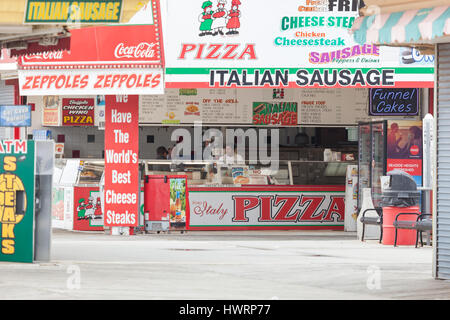 SEASIDE HEIGHTS, NEW JERSEY - 21. März 2017: Drei Brüder aus Italien ist eines der nur gastronomischen Ständen auf der Promenade geöffnet im zeitigen Frühjahr Stockfoto