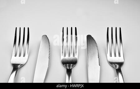Gabeln und Messer isoliert auf weißem Hintergrund Stockfoto