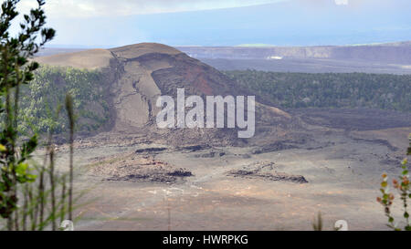 Blick über den alten Krater im Volcanoes National Park, Big Island von Hawaii Stockfoto