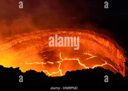 Innenansicht eines aktiven Vulkans mit Lava fließen Sie im Volcano National Park, Big Island von Hawaii, USA Stockfoto
