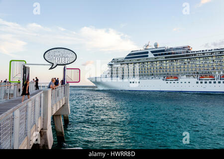 Miami Beach Florida, South Pointe Park, öffentlicher Park, Pier, Government Cut, Wasser, Schiff, Abfahrt, Abfahrt, Hafen, Oceania Cruises Marina, Besucher reisen Stockfoto