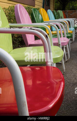 Eine Nahaufnahme von einer Reihe von bunten Vintage Metall Gartenmöbel in einem Café in Austin, Texas Stockfoto