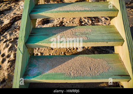 Eine Nahaufnahme von einigen alten verwitterten Strand Treppe mit Sand bedeckt an einem sonnigen Tag in Cape Cod Stockfoto