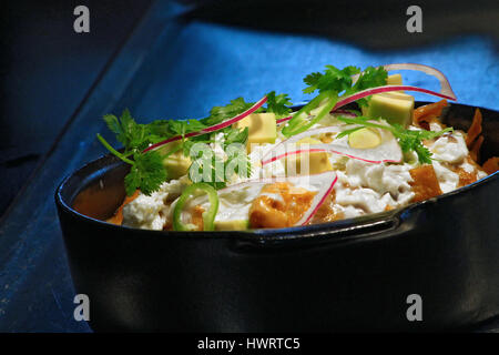 Chilaquiles mit dunklem Hintergrund Stockfoto