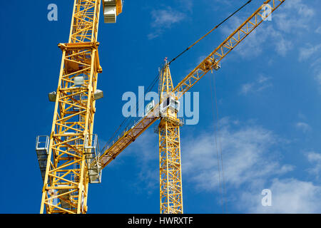 Eine Baustelle bietet den idealen Raum für diesen Kran, seine Sache zu tun und auf diese Weise bietet einen starken Kontrast mit dem Himmel und seine Struktur Stockfoto