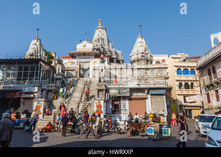 Eingang und äußere des Jagdish Tempel, ein Hindu-Tempel in der belebten Innenstadt von Udaipur, indischen Bundesstaat Rajasthan, Indien Stockfoto