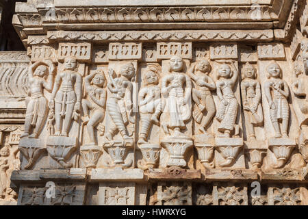 Traditionellen Schnitzereien der Figuren in der Jagdish-Tempel, ein Hindu-Tempel in Udaipur, indischen Bundesstaat Rajasthan, Indien, Nahaufnahme Stockfoto