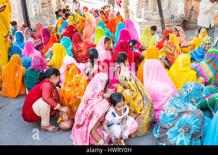 Gruppe von lokalen indischen Frauen, Hochzeitsgäste in bunten lokalen Kleid, traditionelle Saris, Pichola-See, Udaipur, indischen Bundesstaat Rajasthan Stockfoto