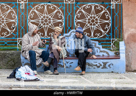 Chefchaouen, Marokko.  Männer sprechen auf dem öffentlichen Platz. Stockfoto