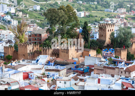 Chefchaouen, Marokko.  Blick hinunter auf die Kasbah, erbaut 1471. Stockfoto