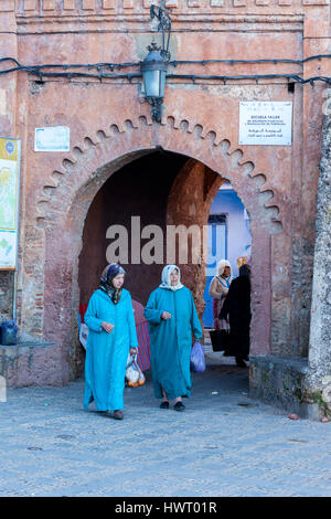 Chefchaouen, Marokko.  Zwei Frauen mittleren Alters, die Medina verlassen. Stockfoto