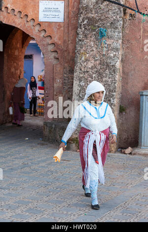 Chefchaouen, Marokko.  Berber Frau mittleren Alters, in traditioneller Tracht. Stockfoto