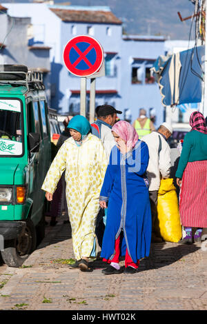 Chefchaouen, Marokko.  Frauen mittleren Alters in traditioneller Kleidung. Stockfoto