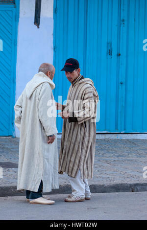 Chefchaouen, Marokko.  Zwei Männer mittleren Alters in traditionelle Djellaba. Stockfoto