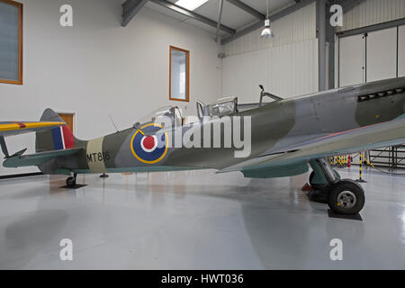 Biggin Hill Erbe Hangar hat eine große Auswahl an restaurierten Flugzeuge wie der Spitfire und Piper cub Stockfoto