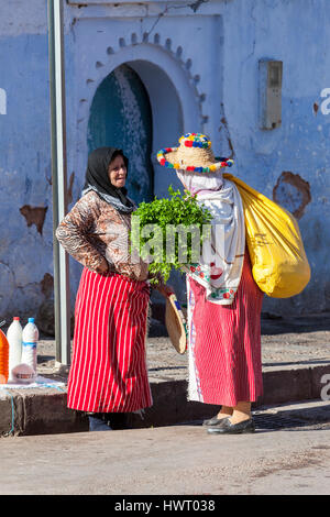 Chefchaouen, Marokko.  Zwei Berber Frauen reden auf der Straße. Stockfoto