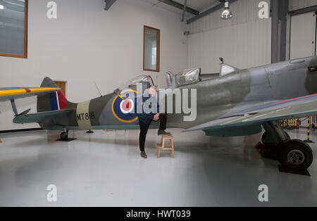 Biggin Hill Erbe Hangar hat eine große Auswahl an restaurierten Flugzeuge wie der Spitfire und Piper cub Stockfoto