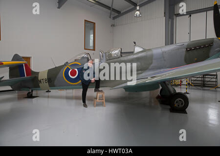 Biggin Hill Erbe Hangar hat eine große Auswahl an restaurierten Flugzeuge wie der Spitfire und Piper cub Stockfoto