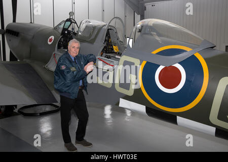Biggin Hill Erbe Hangar hat eine große Auswahl an restaurierten Flugzeuge wie der Spitfire und Piper cub Stockfoto