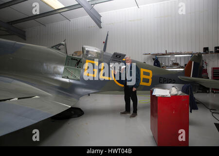Biggin Hill Erbe Hangar hat eine große Auswahl an restaurierten Flugzeuge wie der Spitfire und Piper cub Stockfoto
