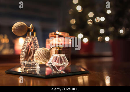 Nahaufnahme von Parfum Zerstäuber auf Holztisch Stockfoto