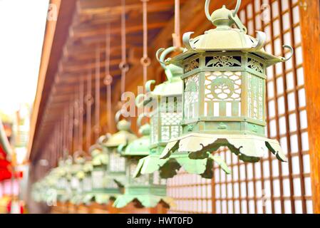 Dekorative Bronze Laternen in Kasuga Taisha von Nara, Japan Stockfoto