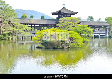 Alten überdachte Brücke in einem Garten am Heian Jingu von Kyoto, Japan Stockfoto