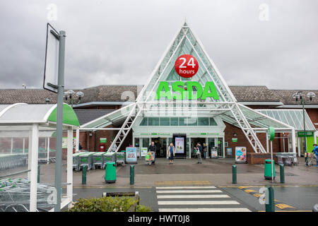 Äußere Bild von Asda Supermarkt - Asda Bromborough Superstore Stockfoto