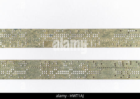 Streifen von alten gestanzt Band auf weiße Fläche Stockfoto
