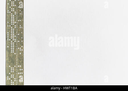 Streifen von alten gestanzt Band auf weiße Fläche Stockfoto