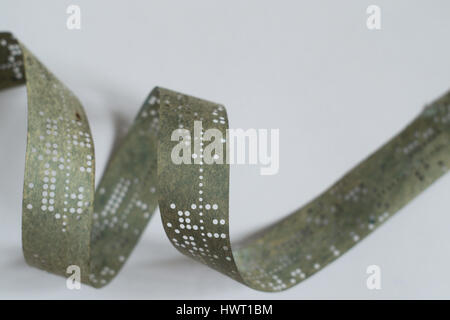 Streifen von alten gestanzt Band auf weiße Fläche Stockfoto